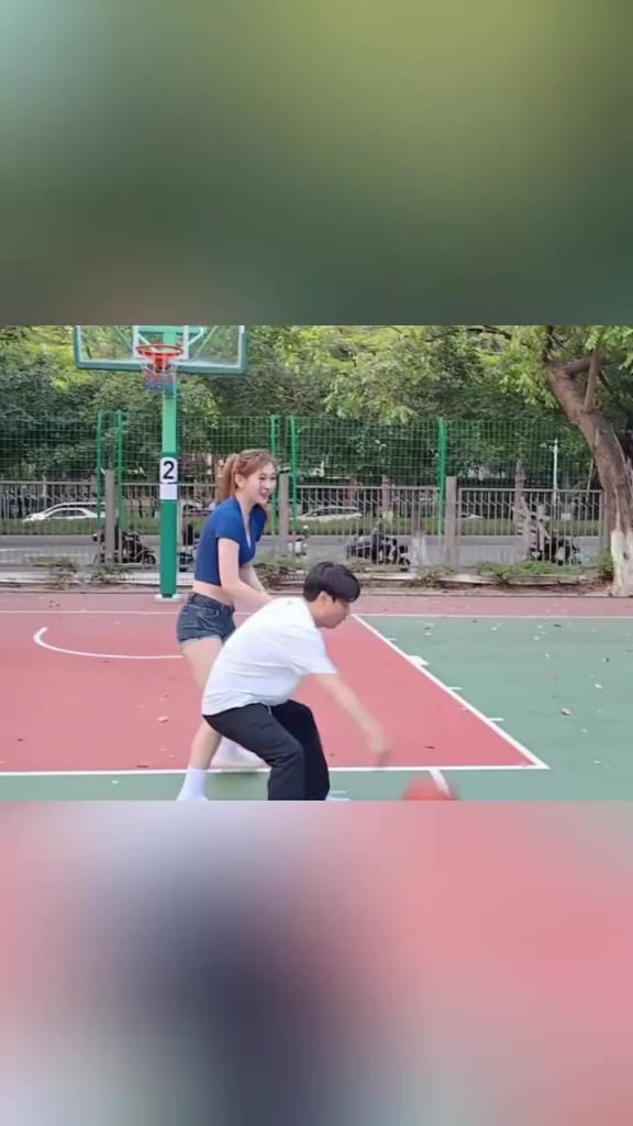 集夢(mèng)會(huì)長(zhǎng)背打一米8的女生，這是真打球??！