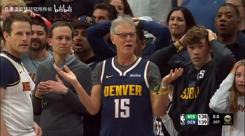 導(dǎo)火索？回顧此前掘金對陣森林狼，威少送出三分犯規(guī)后的眾生相！