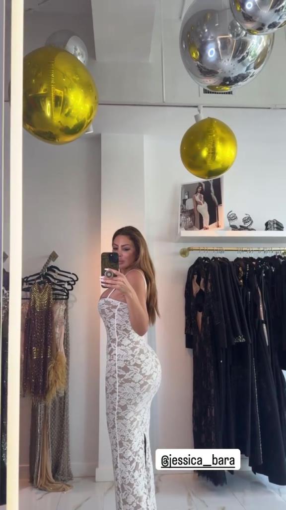 徐娘半老！皮蓬前妻穿吊帶裙自拍，這身材也太炸裂了！