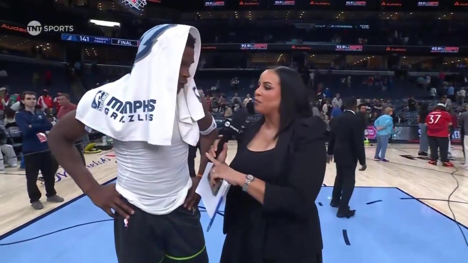 華子賽后接受一位豐滿女記者的采訪！