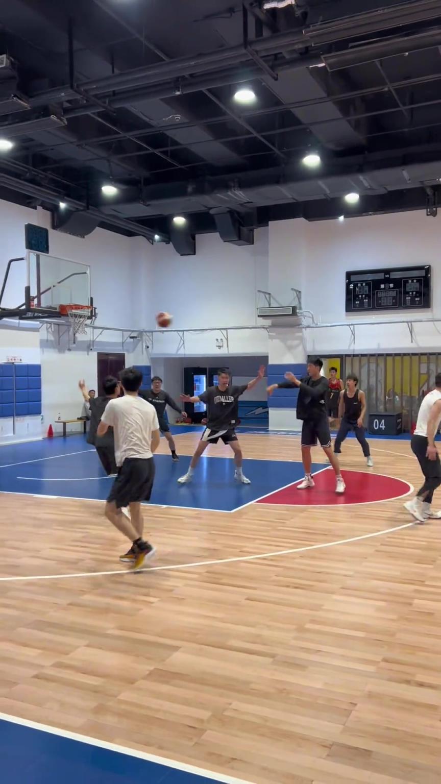 對手回家后：老婆，我今天在野球場匹配到巔峰馬刺隊了！