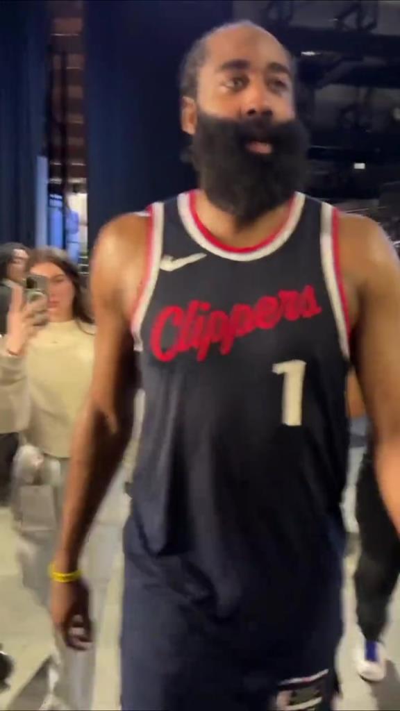 贏了！哈登賽后走回更衣室在球員通道和工作人員一一擊掌慶祝