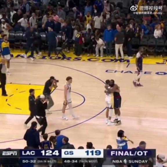 09雙雄傾盡全力！哈登和庫里賽后第一時(shí)間擁抱在一起