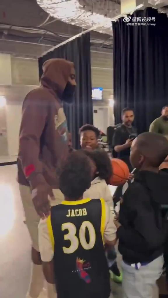 哈登賽后對(duì)小朋友：聽(tīng)你們家長(zhǎng)的話，總有一天你們也會(huì)打進(jìn)NBA