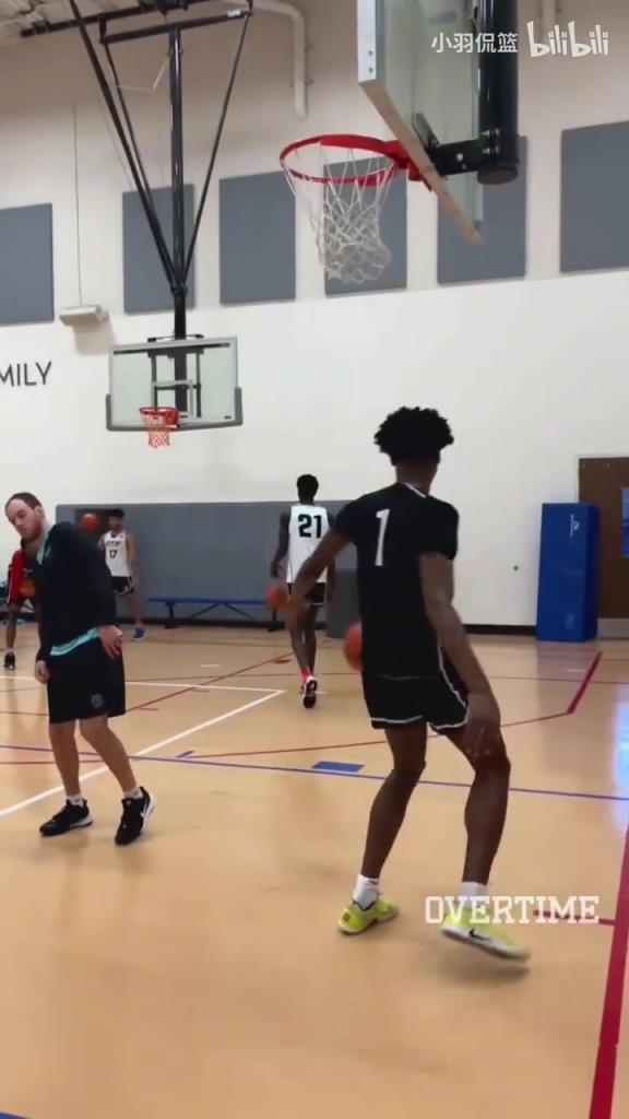 地表最強(qiáng)身體素質(zhì)？阿門扣籃簡(jiǎn)直就像直升機(jī)起飛一樣！