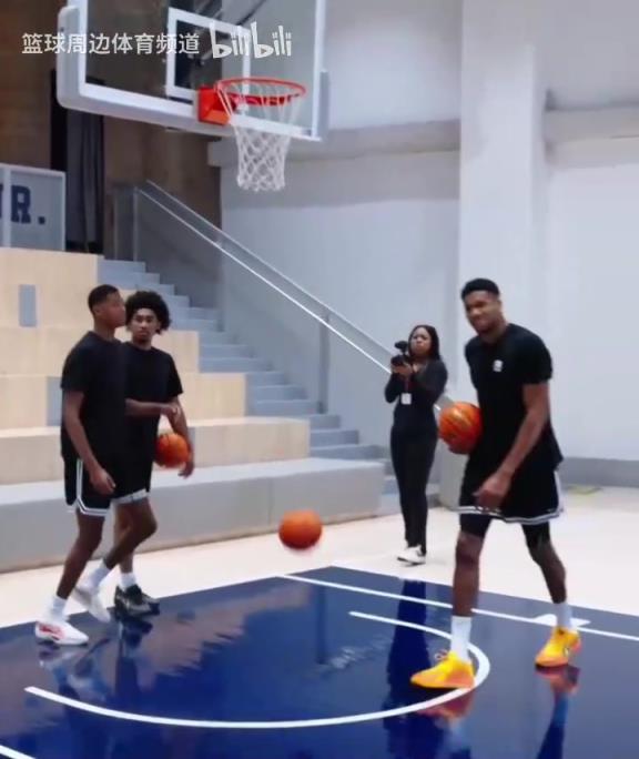 別人能學(xué)得來(lái)嗎？名場(chǎng)面：字母哥指導(dǎo)小球員籃下腳步！