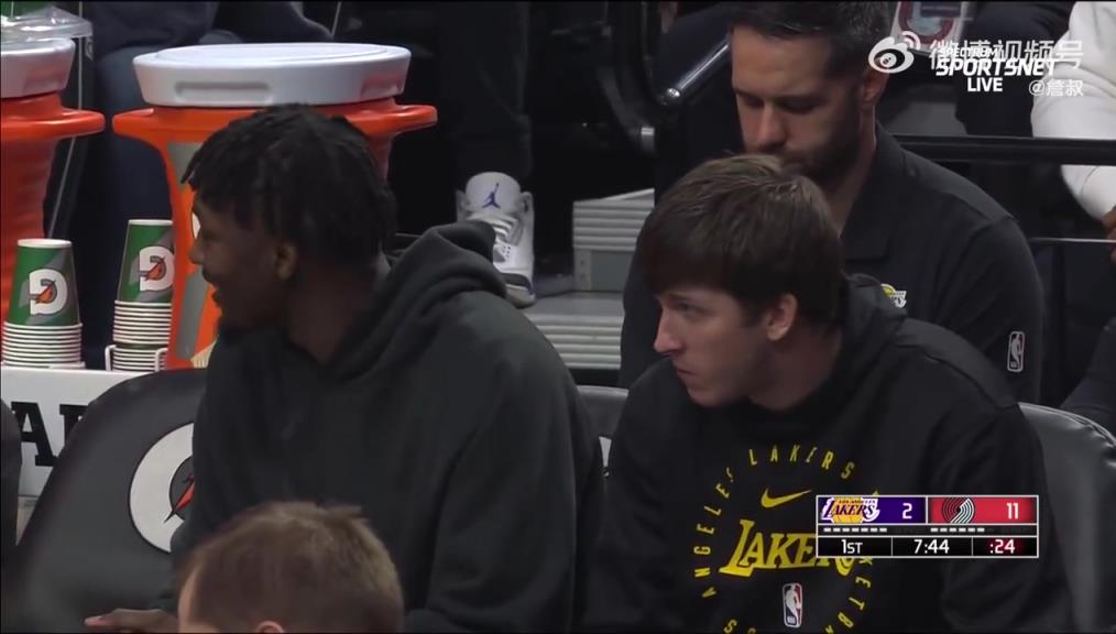 鎖定西部第三愜意得很！里夫斯輪休在板凳席上吃東西被抓拍到了