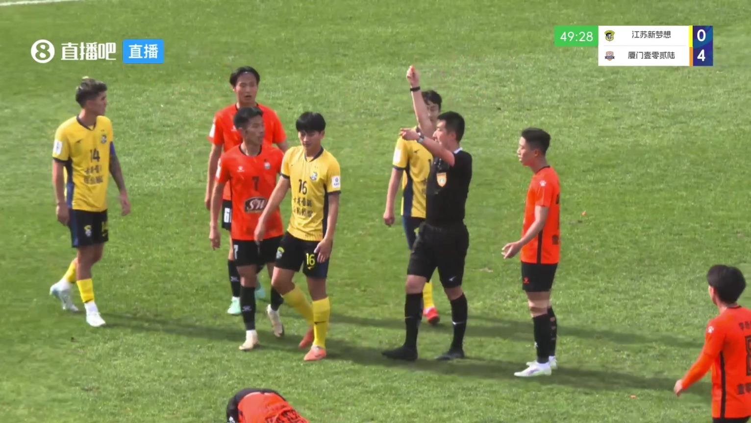 比姆巴佩抬的還高，中冠球員亮鞋釘兇狠蹬踏被裁判直紅驅(qū)逐