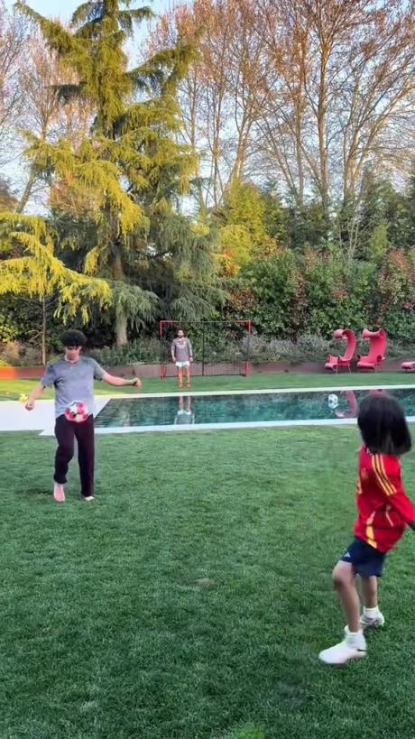 馬塞洛和兒子隔水相傳！大兒子腳法有點東西的！