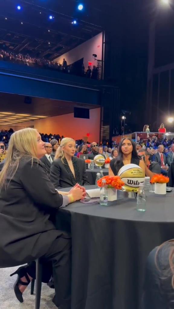 今天這穿搭，差點(diǎn)沒(méi)認(rèn)出來(lái)！佩奇-布克斯當(dāng)選WNBA狀元后十分淡定