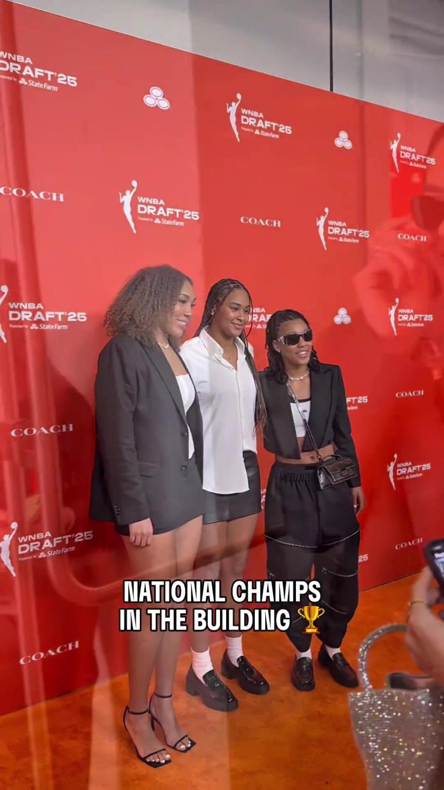 吧友們有喜歡的嗎？WNBA選秀大會(huì)上，到處都有靚麗的風(fēng)景線