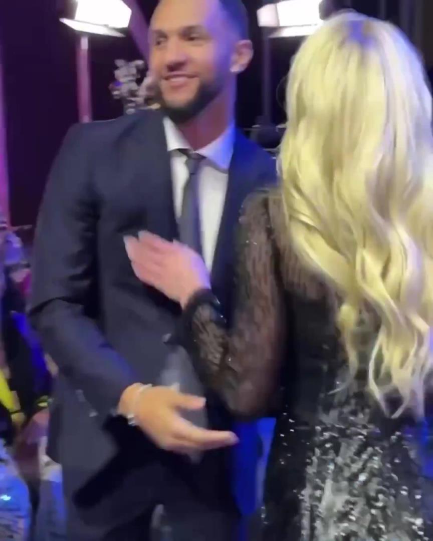 身材姣好！薩格斯的女友海莉被芝加哥天空選中！兩人接吻慶祝