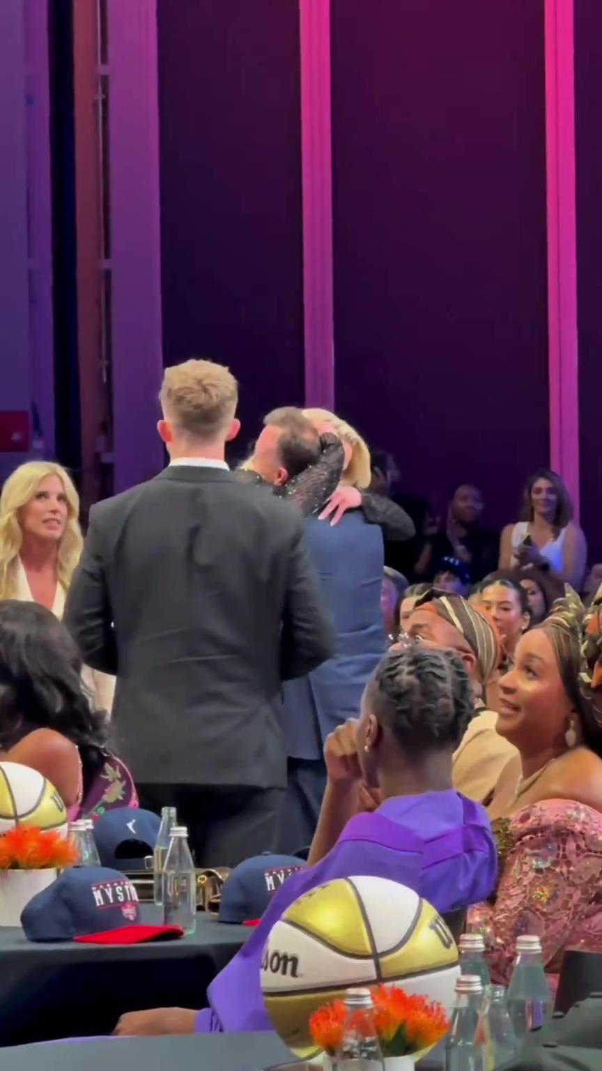 吧友們想看的正臉來(lái)了！薩格斯的女友海莉被選中后感覺(jué)快哭了